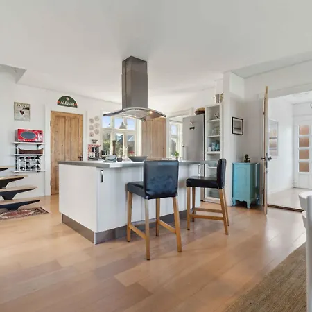 With Sea And Harbor View Vakantiehuis